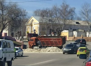 КамАЗ смял легковушку и засыпал песком КамАЗ смял легковушку и засыпал песком