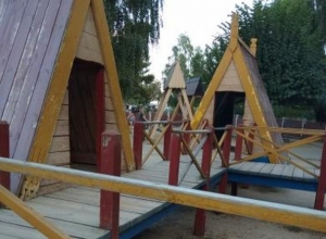 Чей? А ничей. На Набережной разваливается детский городок, а кому он принадлежит неизвестно Чей? А ничей. На Набережной разваливается детский городок, а кому он принадлежит неизвестно