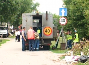 «Пусть нас сразу прикончат здесь, вот на этом повороте» - жители проезда Авиаторов перекрыли муниципальную дорогу «Пусть нас сразу прикончат здесь, вот на этом повороте» - жители проезда Авиаторов перекрыли муниципальную дорогу
