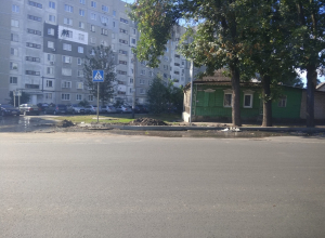 Потоки канализации выливаются из колодца на углу Мичуринской и Рабочей Потоки канализации выливаются из колодца на углу Мичуринской и Рабочей