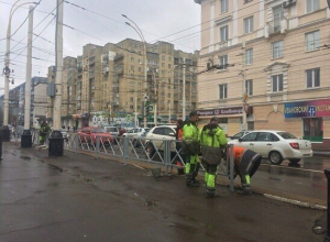 На перекрестке улиц Чичканова и Советская начали устанавливать ограждения На перекрестке улиц Чичканова и Советская начали устанавливать ограждения