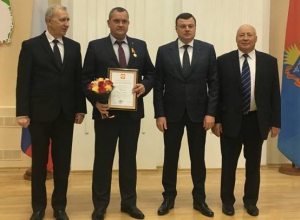 Медаль и Благодарность президента Олегу Иванову вручил губернатор Медаль и Благодарность президента Олегу Иванову вручил губернатор