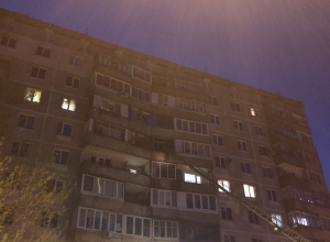 В девятиэтажке на Энгельса полыхает балкон В девятиэтажке на Энгельса полыхает балкон