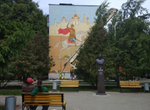 На памятник Комиссару Московскому теперь смотрит Георгий Победоносец На памятник Комиссару Московскому теперь смотрит Георгий Победоносец