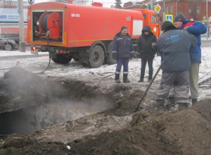 На Гастелло потекла канализация из неучтенного коллектора На Гастелло потекла канализация из неучтенного коллектора