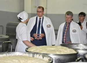 Вице-губернатор проверил качество булок хлебокомбината «на Чичканова» Вице-губернатор проверил качество булок хлебокомбината «на Чичканова»
