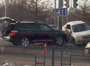 «Лада» снесла ограждение после встречи с «Toyota Highlander» «Лада» снесла ограждение после встречи с «Toyota Highlander»