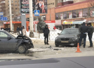 На одном перекрестков центральных улиц Тамбова столкнулись две легковушки На одном перекрестков центральных улиц Тамбова столкнулись две легковушки