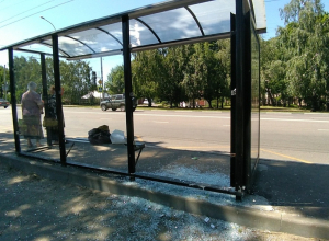 Антивандальное стекло не выдержало бутылочной атаки: еще одна остановка в Тамбове разбита хулиганами Антивандальное стекло не выдержало бутылочной атаки: еще одна остановка в Тамбове разбита хулиганами