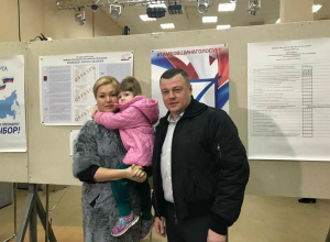 Александр Никитин пришел на избирательный участок с семьёй Александр Никитин пришел на избирательный участок с семьёй
