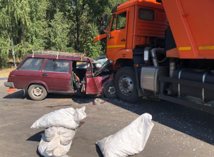 В столкновении «ВАЗа» и «КамАЗа» пострадали двое В столкновении «ВАЗа» и «КамАЗа» пострадали двое