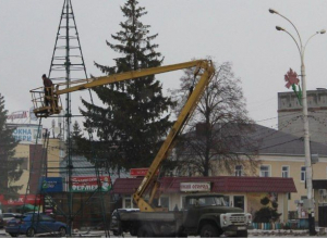 Новогодние ёлки вырастают на главных площадях городов области Новогодние ёлки вырастают на главных площадях городов области
