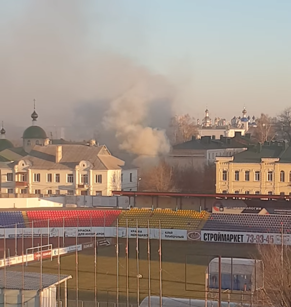 Из-за пожара на территории храма центр Тамбова заволокло дымом Из-за пожара на территории храма центр Тамбова заволокло дымом