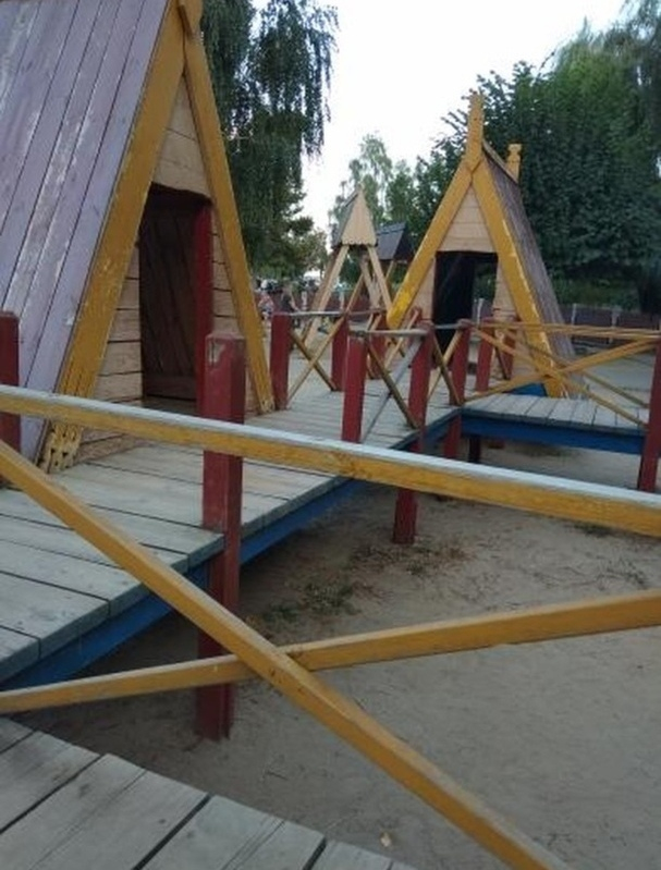 Чей? А ничей. На Набережной разваливается детский городок, а кому он принадлежит неизвестно Чей? А ничей. На Набережной разваливается детский городок, а кому он принадлежит неизвестно