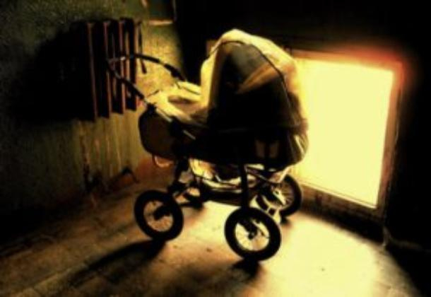 19-летняя мать «прикурила» коляску со своим ребенком 19-летняя мать «прикурила» коляску со своим ребенком