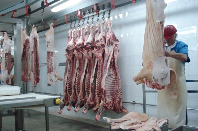Без медкнижек оформляли сотрудников на мясоперерабатывающем предприятии в Никифоровке Без медкнижек оформляли сотрудников на мясоперерабатывающем предприятии в Никифоровке