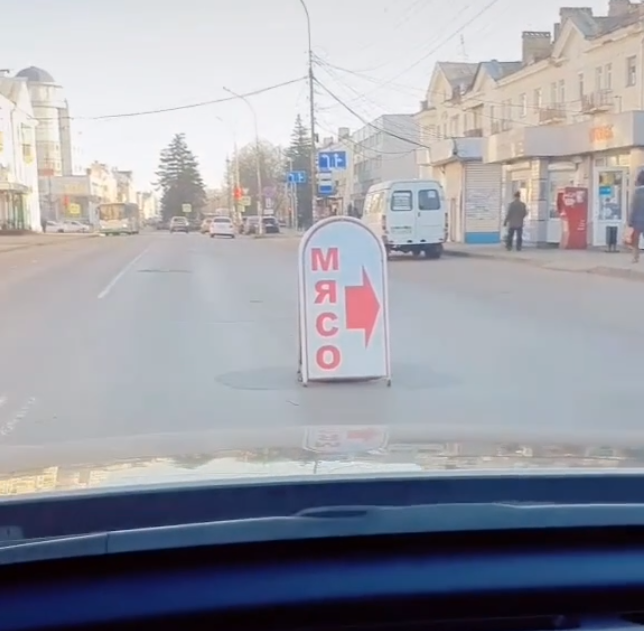 В Тамбове открытый люк на автомобильной дороге огородили рекламным щитом В Тамбове открытый люк на автомобильной дороге огородили рекламным щитом