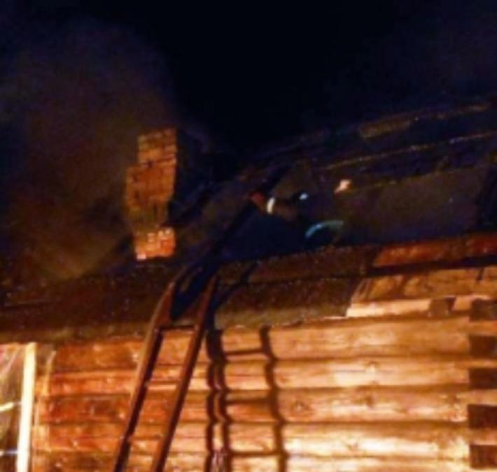 Попариться на Новый год жителям Сампура не удалось: баня сгорела Попариться на Новый год жителям Сампура не удалось: баня сгорела