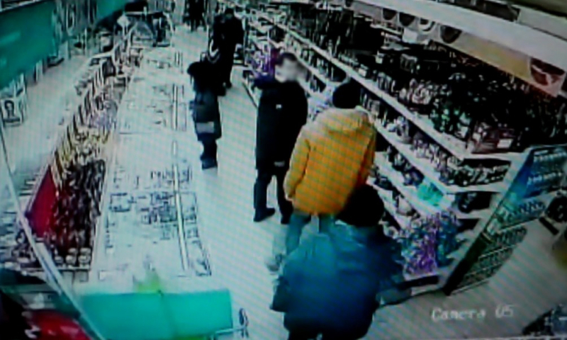 В Котовске задержали троих воров, выносивших из магазина дорогие продукты В Котовске задержали троих воров, выносивших из магазина дорогие продукты