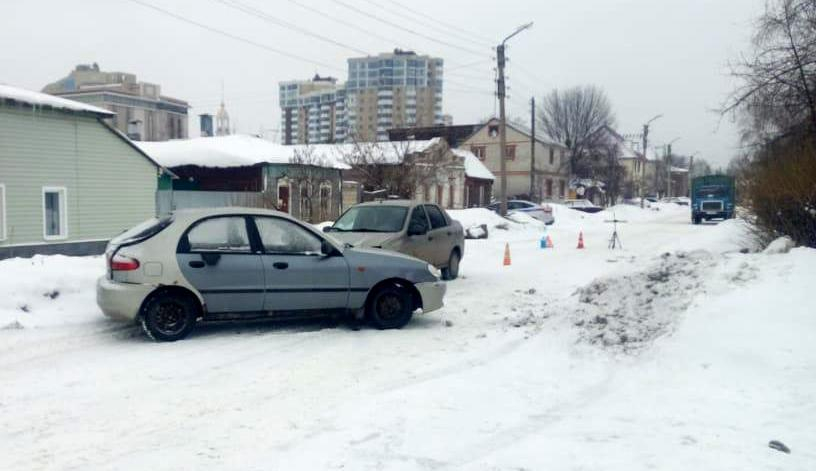 Женщины рулят! Две дамы не разъехались в узком месте на Комсомольской в Тамбове Женщины рулят! Две дамы не разъехались в узком месте на Комсомольской в Тамбове