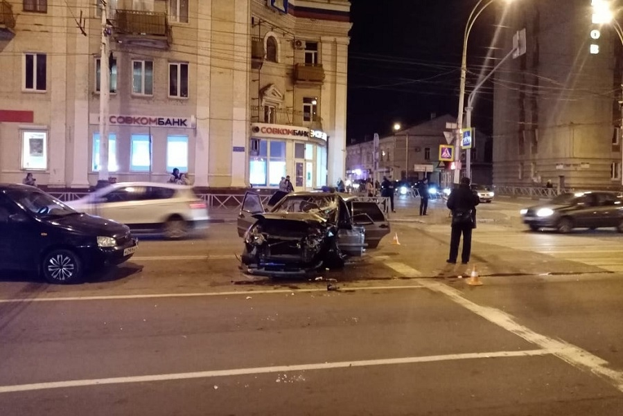 В центре Тамбова столкнулись четыре автомобиля: два человека пострадали В центре Тамбова столкнулись четыре автомобиля: два человека пострадали