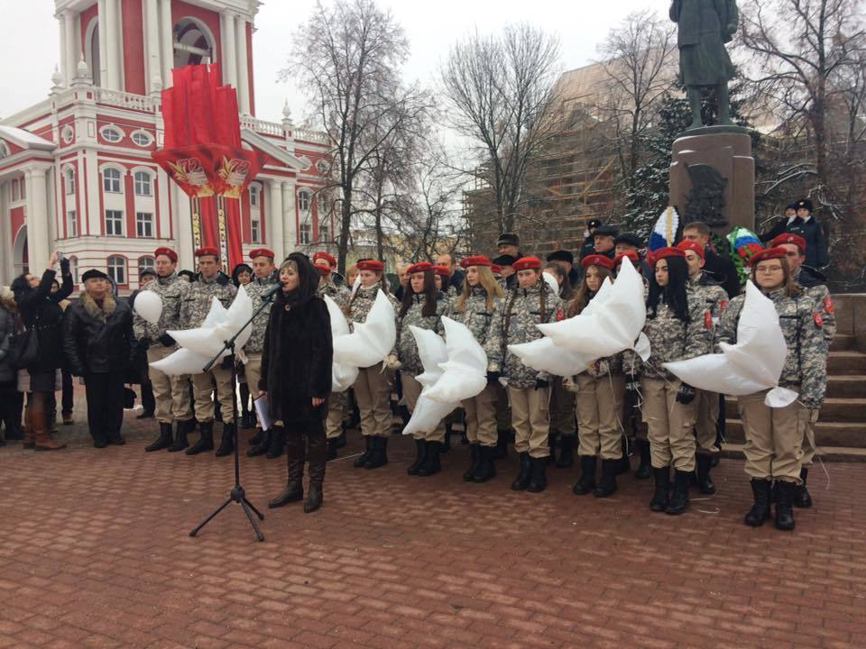 Белые шары вместо журавлей выпустили у Зои в честь Дня героев Тамбова Белые шары вместо журавлей выпустили у Зои в честь Дня героев Тамбова