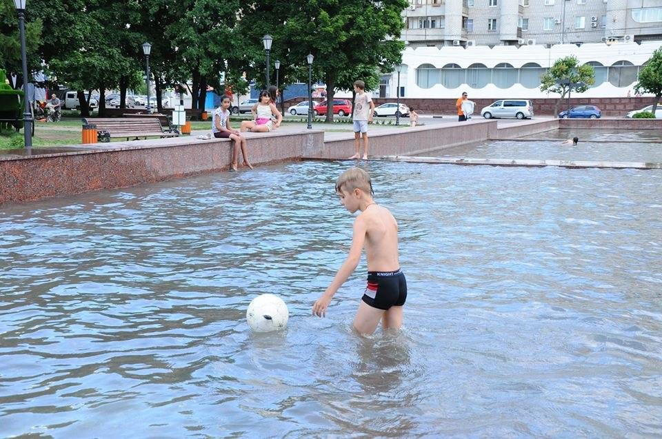 Купание в фонтане в парке Толстого опасно для жизни Купание в фонтане в парке Толстого опасно для жизни