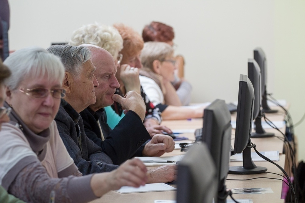 В Тамбовской областной библиотеке им. А. С. Пушкина обучают пенсионеров работе на компьютере