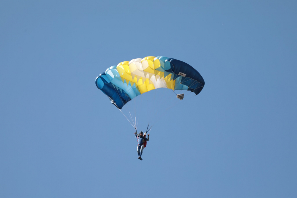 На аэродроме «Горелое» возобновятся прыжки с парашютом