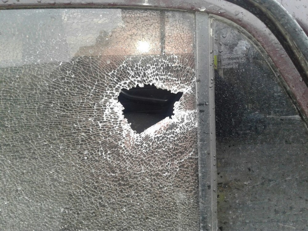 На улице Степана Разина щебенкой разбило стекло машины