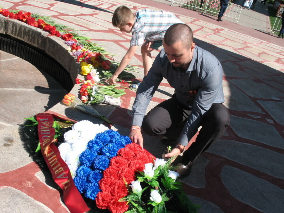 Храм у вечного огня тамбов. Путин под дождём у вечного огня. В Рязани вечный огонь посвященный погибшим на Украине.