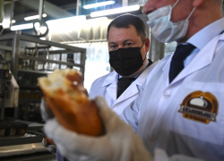 Максим Егоров посетил «Тамбовский хлебокомбинат» и попробовал хлеб прямо с конвейера