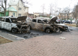 Пять автомобилей сгорели в центре Тамбова рано утром