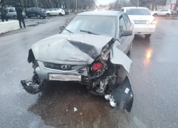 В Котовске водитель «Лады Приоры» устроил тройное ДТП, пытаясь избежать столкновения