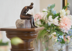 В ТГУ имени Державина появилась мини-скульптура «Девушка с книгой»
