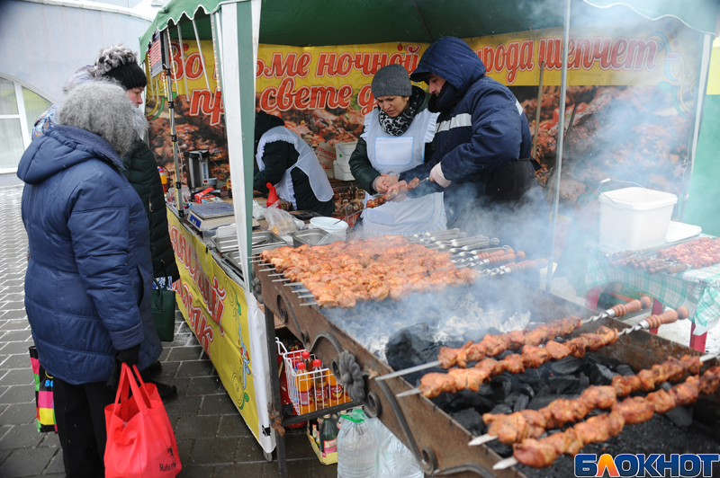 Вне товар. Палаточный рынок. Рыбная палатка на рынке. Мясная палатка на рынке. Восточный рынок палатка.