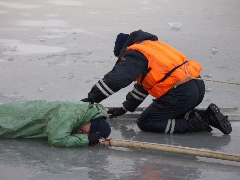 Толщина льда на водоемах области позволяет выходить на зимнюю рыбалку, но все еще требует предельной осторожности